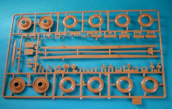 2.eir-zvezda-L.4500a-WWII-german-heavy-cargo-truck-sprues1-pic